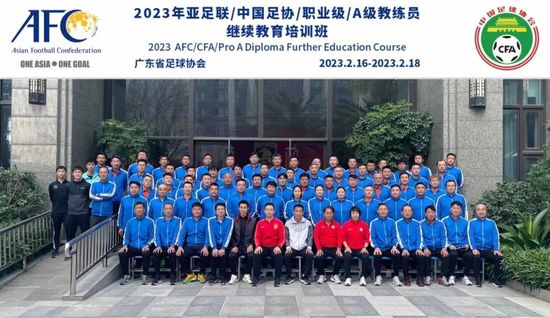 2020年，曼联花费3900万欧元引进范德贝克，目前他的身价估值已经跌至900万欧。